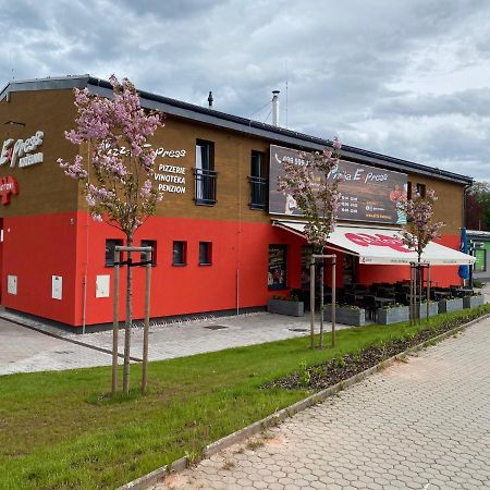 Penzion Kuzelna Hotel Trutnov Eksteriør billede